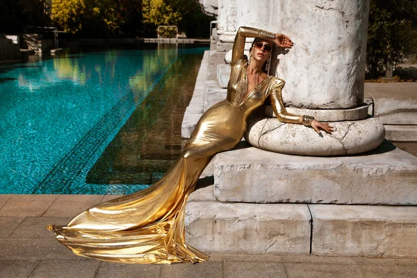 Moda Noite Luxuosa Elegante Glamour Elegante Mulher Elegante Vestido Ouro — Fotografia de Stock