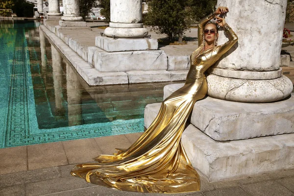 Elegantní Luxusní Večerní Móda Půvabná Stylová Elegantní Žena Zlatých Dlouhých — Stock fotografie