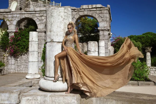 Elegant Luxury Evening Fashion Glamour Stylish Elegant Woman Long Gown — Stock Photo, Image