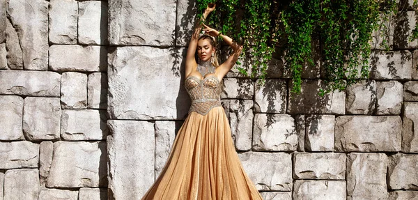 Κομψή Πολυτελή Βραδινή Μόδα Glamour Κομψό Κομψό Γυναίκα Μακρύ Φόρεμα — Φωτογραφία Αρχείου