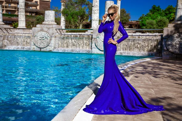 Şık Lüks Akşam Modası Cazibeli Zarif Mavi Uzun Gece Elbisesi — Stok fotoğraf