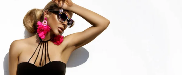 Sexy Mulher Elegante Está Vestindo Óculos Sol Luxo Jóias Biquíni — Fotografia de Stock