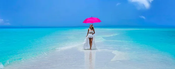 Bruid Het Strand Stijlvolle Vrouw Elegante Trouwjurk Houdt Roze Paraplu — Stockfoto