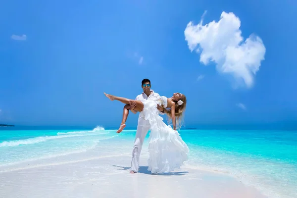 Summer Love Beautiful Happy Young Couple Wedding Clothes Standing Beach — Foto Stock