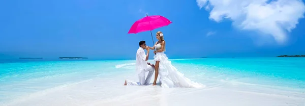Zomer Liefde Mooi Gelukkig Jong Stel Trouwkleding Roze Paraplu Staat — Stockfoto