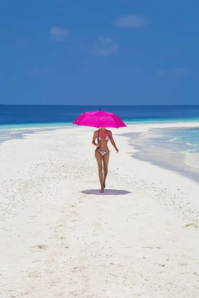 Сексуальная Женщина Бикини Райском Тропическом Пляже Развлекающаяся Мальдивах Женщина Модель — стоковое фото