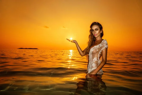 Sexy Frau Bikini Posiert Meer Bei Sonnenuntergang Auf Den Malediven — Stockfoto
