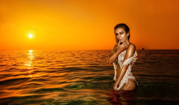 Szexi Bikinis Pózol Óceánban Naplementekor Maldív Szigetek Szigetén Romantikus Maldív — Stock Fotó