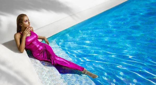 Elegante Mode Model Verbazingwekkende Jurk Staat Het Zwembad Sensueel Poseren — Stockfoto