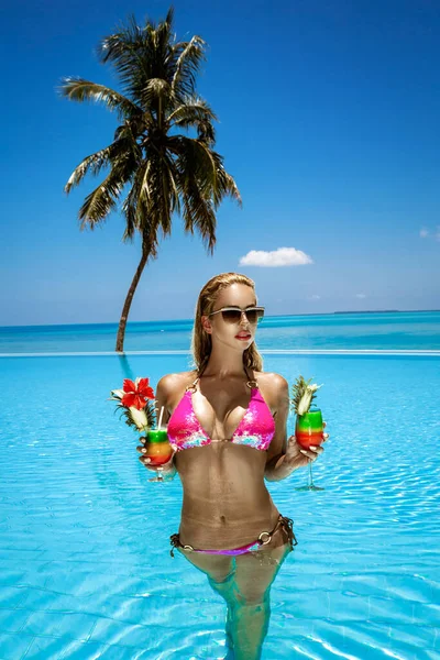 Schöne Mädchen Eleganten Bikini Steht Pool Und Hält Bunte Fruchtige — Stockfoto