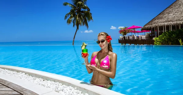 Zarif Bikinili Güzel Kız Havuzda Duruyor Renkli Meyveli Bir Içecek — Stok fotoğraf