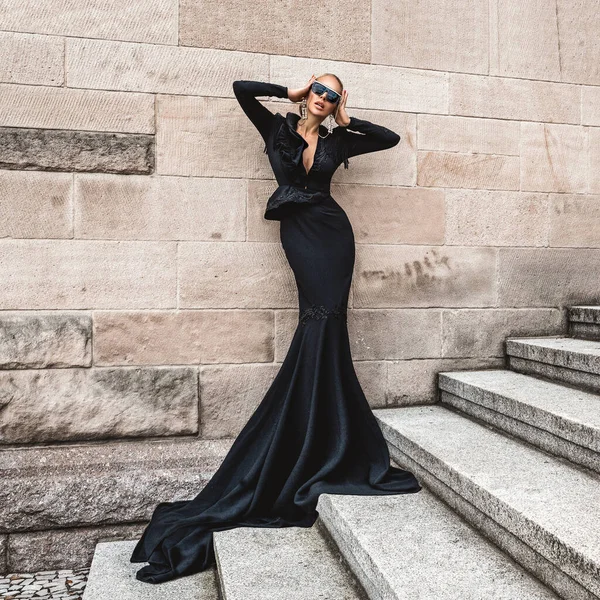 Şık Lüks Akşam Modası Cazibeli Şık Siyah Uzun Gece Elbisesi — Stok fotoğraf