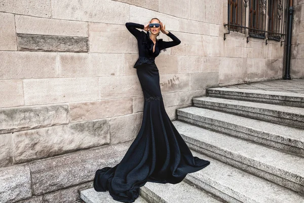 Κομψή Πολυτελή Βραδινή Μόδα Glamour Κομψό Κομψό Γυναίκα Μαύρο Μακρύ — Φωτογραφία Αρχείου