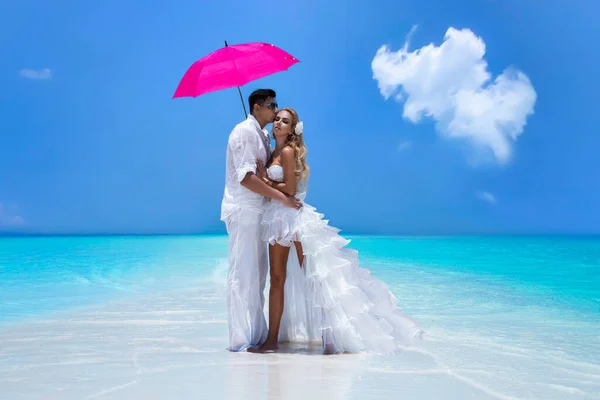 Nyári Szerelem Gyönyörű Boldog Fiatal Pár Esküvői Ruhák Rózsaszín Esernyő — Stock Fotó
