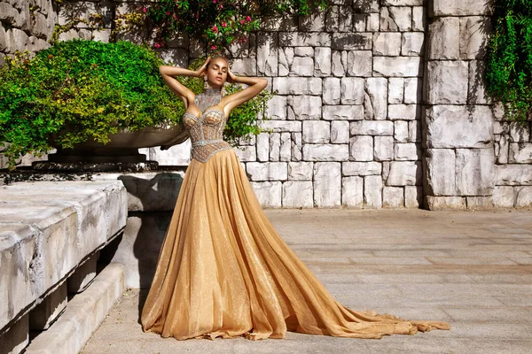 エレガントな豪華な夜のファッション 長いガウンのドレスでグラマー スタイリッシュなエレガントな女性はトルコの高級リゾートで屋外をポーズしています 驚くほど長いドレスの女性モデル ヴォーグ クチュール — ストック写真