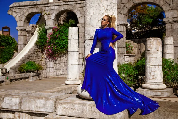 Glamour Elegante Mulher Elegante Azul Vestido Noite Longo Vestido Está — Fotografia de Stock