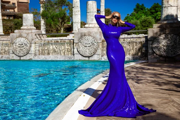 Glamour Elegante Donna Elegante Abito Sera Lungo Blu Posa Vicino — Foto Stock