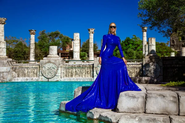Glamour Elegante Mujer Elegante Vestido Noche Largo Azul Está Posando — Foto de Stock