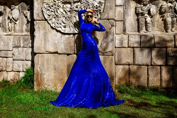 Glamour Elegante Mujer Elegante Vestido Noche Largo Azul Está Posando — Foto de Stock