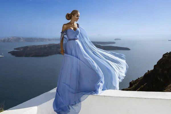 エレガントな豪華な夜のファッション 長いガウンのドレスでグラマー スタイリッシュなエレガントな女性はサントリーニ島の高級リゾートで屋外をポーズしています 驚くほど長いドレスの女性モデル ヴォーグ クチュール — ストック写真