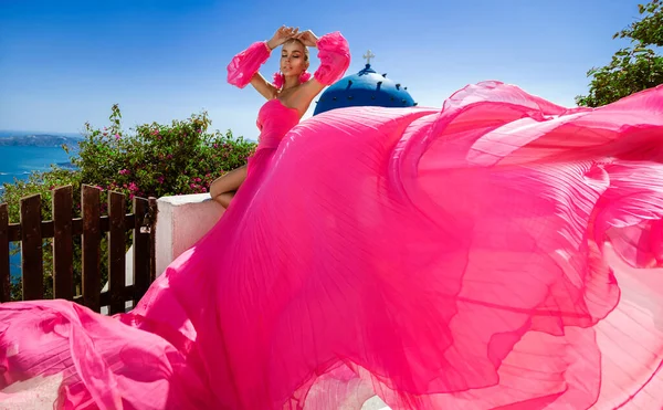 Glamour Elegante Mulher Elegante Rosa Vestido Longo Fluttering Está Posando — Fotografia de Stock