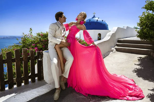夏の愛 結婚式の服を着た美しい幸せな若いカップルは サントリーニ島の景色の背景に立っています ギリシャのサントリーニ島での婚約と結婚式 高級旅行 — ストック写真