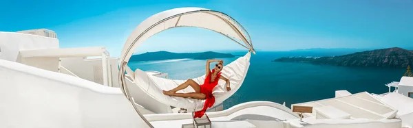 Elegante Sexy Frau Rotem Badeanzug Und Seidenflatterndem Pareo Posiert Sinnlich — Stockfoto