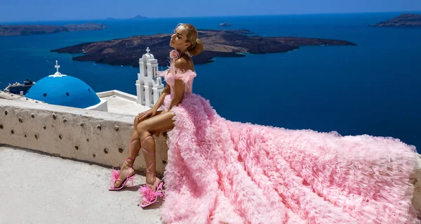 Glamour Elegante Novia Elegante Rosa Vestido Novia Largo Está Posando —  Fotos de Stock