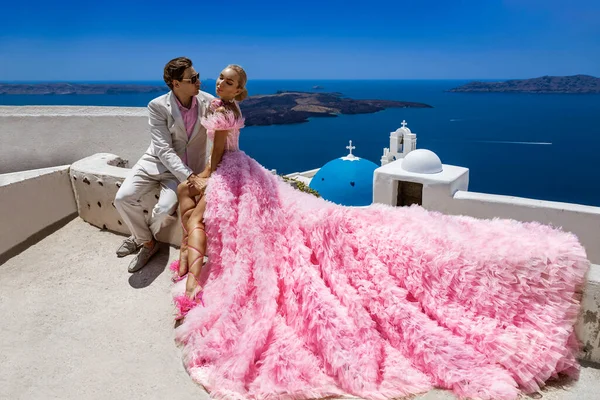 여름의 결혼식 아름다운 산토리니의 피라에 근처에서 포즈를 취하고 그리스 토리니 — 스톡 사진
