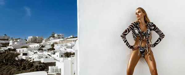 Elegante Modella Bionda Sexy Bikini Posa Sensualmente Resort Lusso Con — Foto Stock