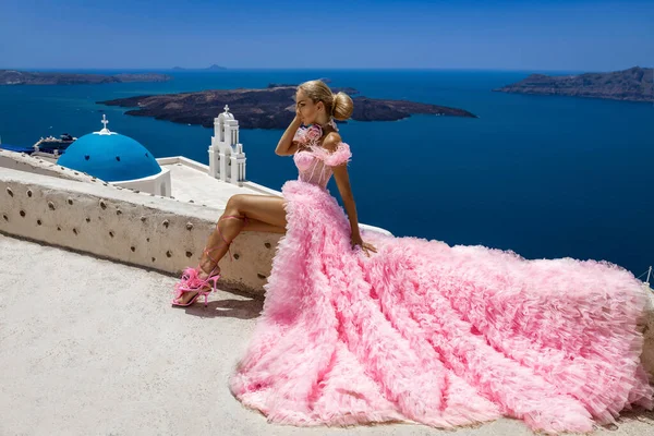 Glamour Elegant Elegant Brud Kvinna Rosa Lång Bröllopsklänning Poserar Nära — Stockfoto