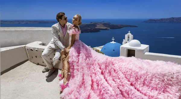 夏の愛 結婚式の服の美しい幸せな若いカップルはサントリーニ島のFiraの3つの鐘の教会の近くにポーズをとっています ギリシャのサントリーニ島での婚約と結婚式 — ストック写真