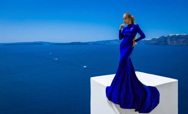Elegant Woman Blue Long Sequin Dress Posing Outdoor Luxury Resort — Stock Photo, Image