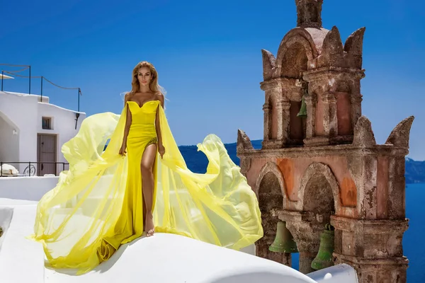 Glamour Elegante Elegante Mujer Vestido Amarillo Vuelo Largo Está Posando — Foto de Stock