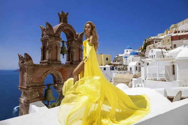 Glamour Elegáns Elegáns Sárga Hosszú Repülő Ruha Pózol Fira Santorini — Stock Fotó