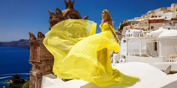 Glamour Elegante Frau Gelbem Langen Fliegenden Kleid Posiert Fira Auf — Stockfoto