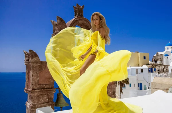 Santorini Fira Poz Veren Sarı Uzun Elbiseli Şık Zarif Bir — Stok fotoğraf