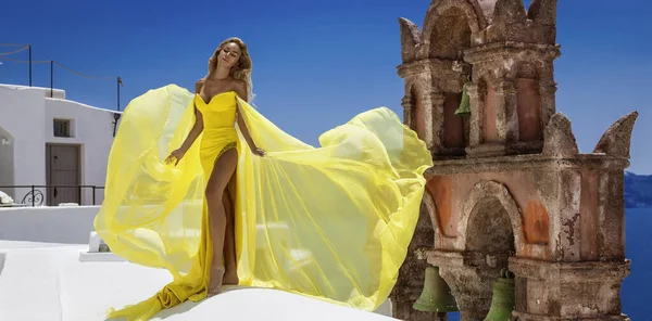 Glamour Elegante Elegante Mujer Vestido Amarillo Vuelo Largo Está Posando —  Fotos de Stock