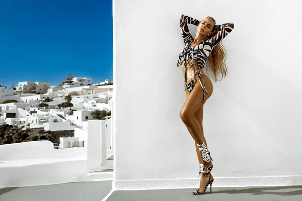 Elegant Sexy Blond Model Bikini Poseert Sensueel Luxe Resort Met — Stockfoto