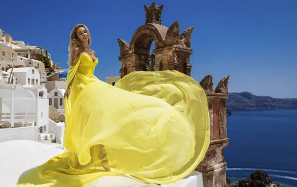 Glamour Elegante Mulher Elegante Amarelo Vestido Voador Longo Está Posando — Fotografia de Stock