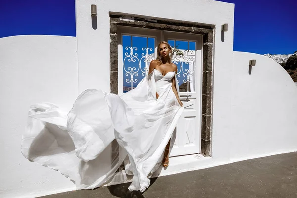 Stylish Elegant Bride Woman White Long Fluttering Wedding Dress Posing — Stock Photo, Image