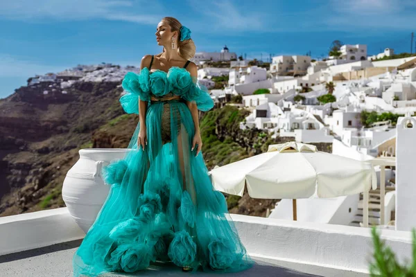 素晴らしい長いドレスのグラマラスなスタイリッシュなエレガントな女性は フィラ サントリーニ島でポーズをとっています — ストック写真