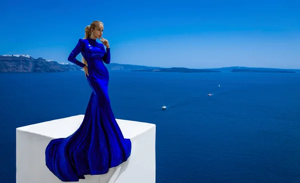 Mujer Elegante Vestido Lentejuelas Largo Azul Está Posando Aire Libre — Foto de Stock