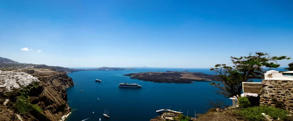 Санторіні Греція Дивовижний Вид Блакитне Небо Кораблі Морі Грецькому Острові — стокове фото