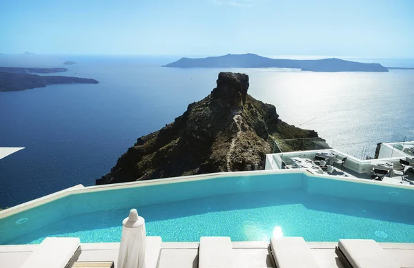 サントリーニ ギリシャ サントリーニ島のイメロヴィリグの豪華な樹脂から青空 そしてスカロス岩の素晴らしい景色 イメロヴィリ サントリーニ ギリシャ — ストック写真