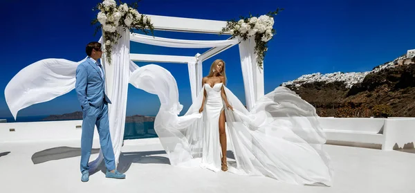Zomer Liefde Mooi Gelukkig Jong Stel Bruid Bruidegom Trouwkleding Poseert — Stockfoto