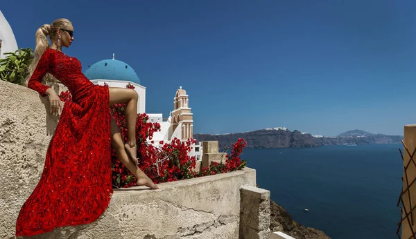 Mooie Vrouw Rode Lange Avondjurk Poseert Oia Santorini Island Vrouwelijk — Stockfoto