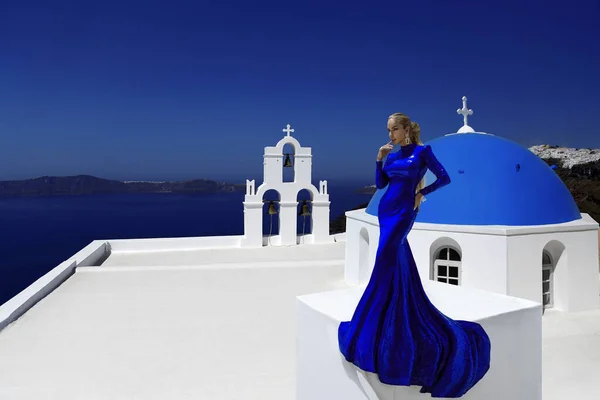 Mavi Uzun Pullu Elbiseli Zarif Kadın Santorini Lüks Bir Tatil — Stok fotoğraf
