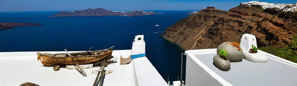 Санторіні Греція Дивовижний Вид Блакитне Небо Кораблі Будівлі Морі Грецькому — стокове фото
