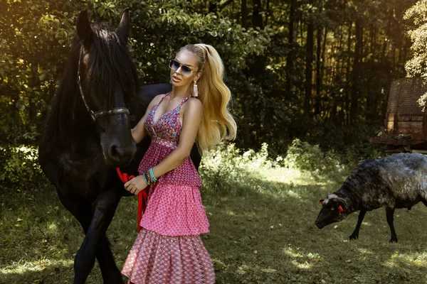 Schöne Blonde Frau Mit Einem Schwarzen Pferd Auf Der Ranch — Stockfoto